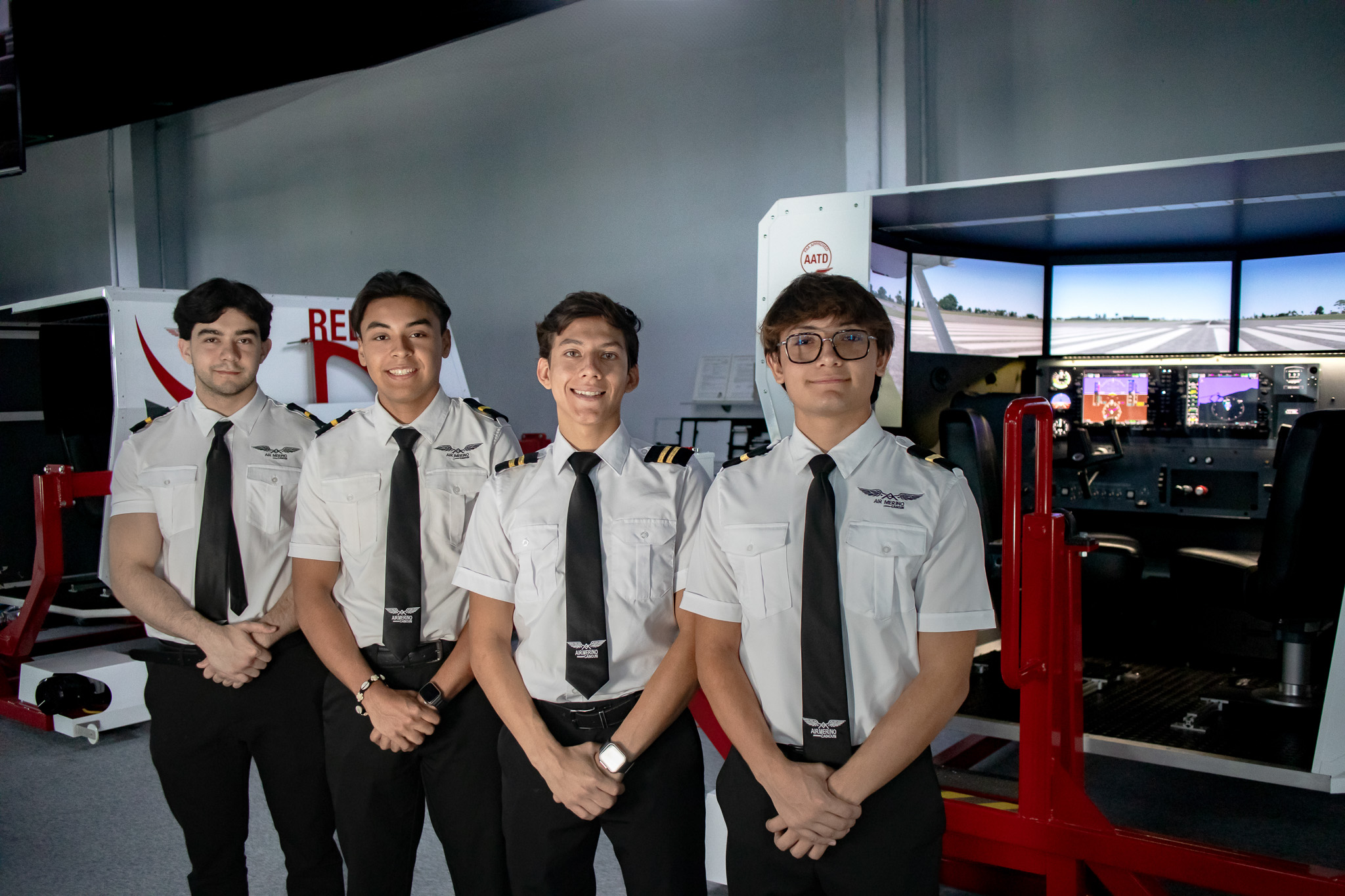 Estudiantes de aviación frente a un simulador de vuelo profesional